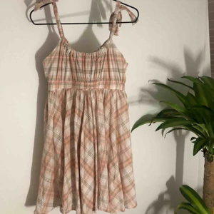  - Drömmig sommarklänning med knytbara band