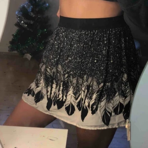  - Fin kjol men fjädrar 🥰 väldigt töjbar och skön❤️