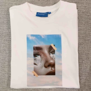  - Trendig och snygg t-shirt med tryck ifrån mitt och några vänners UF-företag. T-shirten är normal i storleken! Frakt ingår i pris:) 