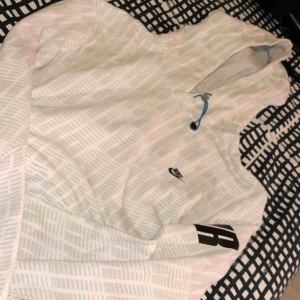  - Strl L men skulle säga den är som en M. Bra skick  Vid frågan kan fler bilder tas.