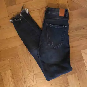 Superfina mörkgråa jeans från Zara med slitningar. Storlek 34 vilket motsvarar en xs. Frakt tillkommer