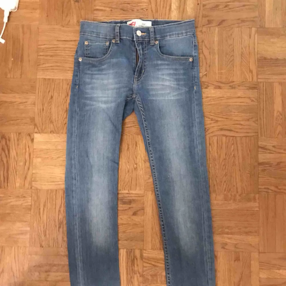 Ett par jeans från Levis. Använda ett få tal gånger (ksk 2 gånger). Säljer på grund av att de aldrig kommer till användning. Pris kan diskuteras. (Frakt inkommer.) ☺️🦋 buda!! . Jeans & Byxor.