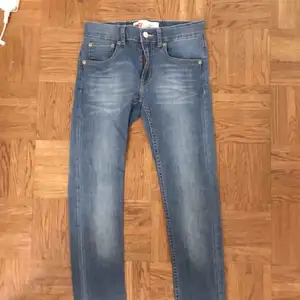 Ett par jeans från Levis. Använda ett få tal gånger (ksk 2 gånger). Säljer på grund av att de aldrig kommer till användning. Pris kan diskuteras. (Frakt inkommer.) ☺️🦋 buda!! 