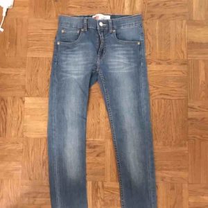  - Ett par jeans från Levis. Använda ett få tal gånger (ksk 2 gånger). Säljer på grund av att de aldrig kommer till användning. Pris kan diskuteras. (Frakt inkommer.) ☺️🦋 buda!! 