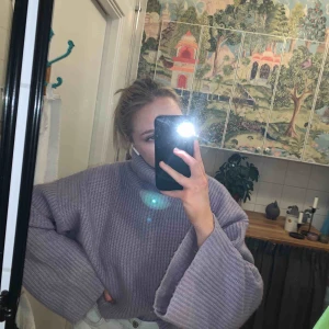  - Söt ljuslila Stickad tröja från monki använd fåtal gånger, bra skick! 