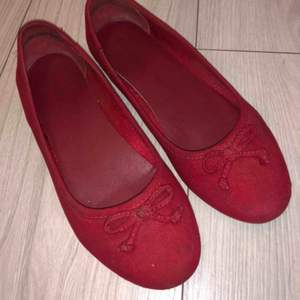 Ett par röd balerina skor. Mycket fin röd färg och tyg👍🏼 säljer för att jag inte använder de längre. Köpta på ”din sko” tror jag, därutav det ”okända märket” :))