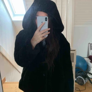  - Svart, fluffig vinterjacka från Zara! Använd en vinter men inga defekter eller liknande 