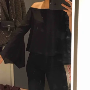  - Off shoulder tröja köpt i London, superfin i tillfällen då man ska vara lite uppklädd eller till vardagen! Tröjan är i tunt tyg som blusar ofta är gjorda av.  