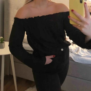  - SÅ himla fin off shoulder blus från Gina tricot. Finns inte i sortiment fortfarande. Använd endast ett fåtal gånger men behöver mer plats i garderoben. Köptes för 399. 