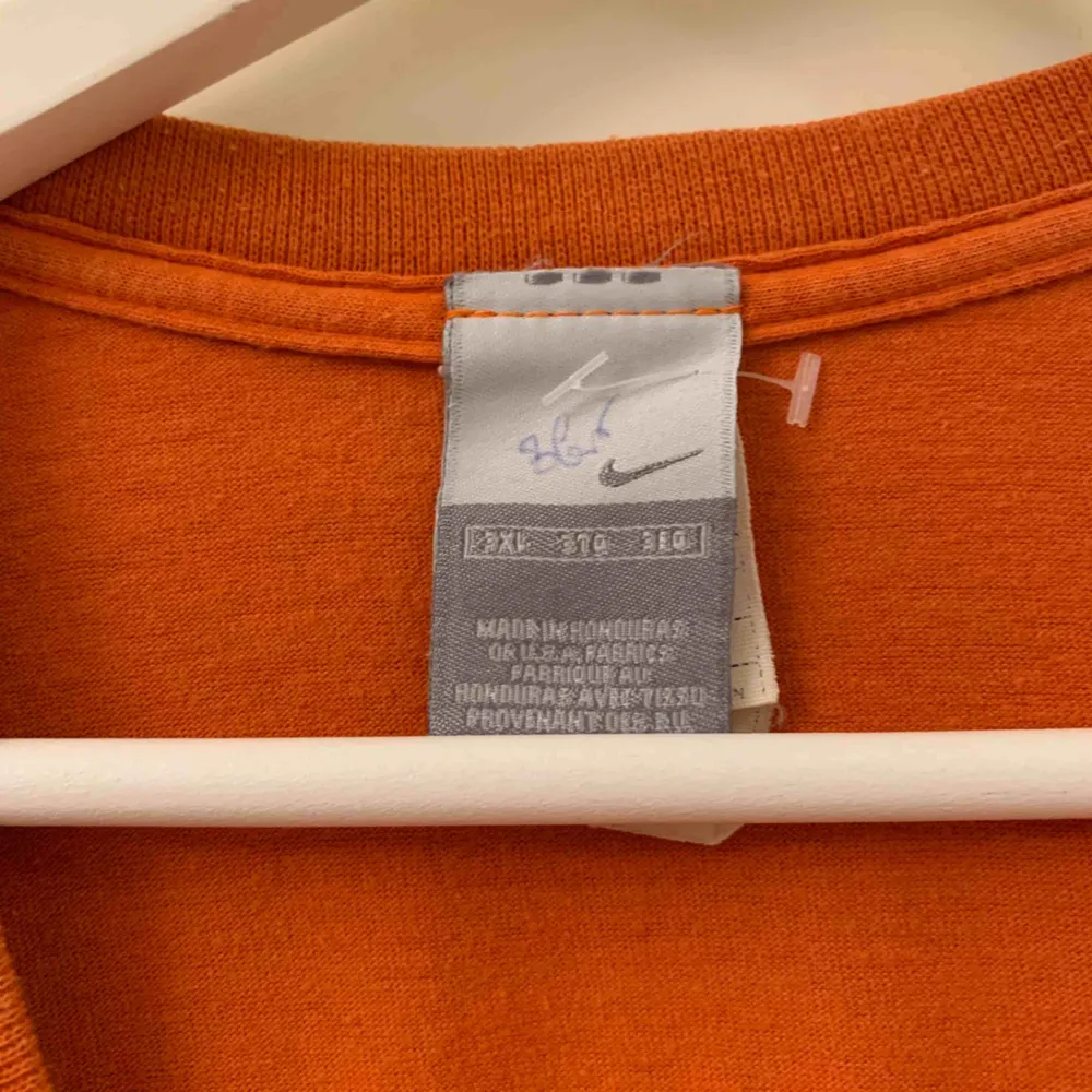 Skitstor orange nike t-shirt i storlek 3XL, köpt secondhand, frakt ingår . T-shirts.