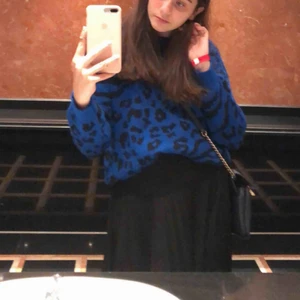  - Säljer denna jättesnygga stickade som jag köpte utomlands som jag därför inte vet vilken butik den är köpt från. Men den är köpt för ett år sedan och är i mycket bra skick. Säljer den pga att jag inte använder den längre.💕🌈