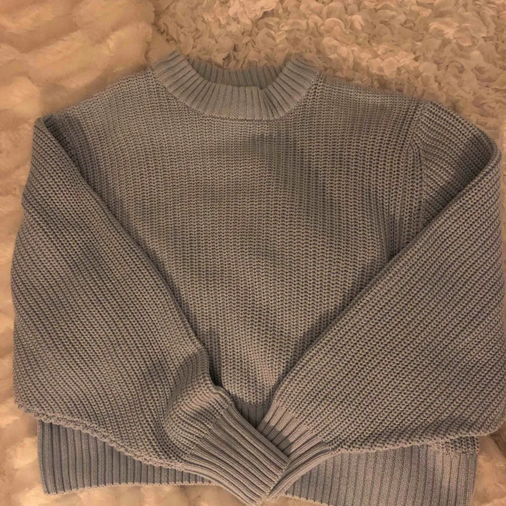 Super fin ljusblå stickad tröja från Monki. Köpt för ett tag sedan men används aldrig längre. Frakten ingår i priset.. Stickat.