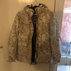  - Säljer en vinterjacka med mönster, lite osäker vilken storlek de är men skulle säga xs eller s💕💕