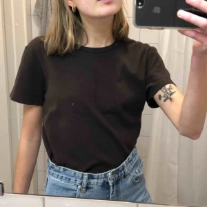  - Mörkbrun T-shirt köpt second hand