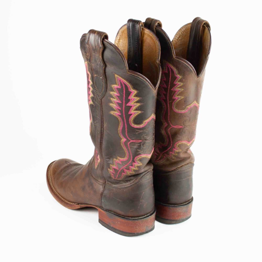 Vintage 70s 80s Justin leather cowboy boots in brown with embroidered stitching in yellow and pink Some signs of wear  Label: 40, feels true to size, maybe will fit 39-39.5 Free shipping! Ask for the full description! No returns!. Skor.