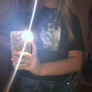  -  Trendig och snygg t-shirt med tryck ifrån mitt och några vänners UF-företag. Jag har vanligtvis xs-s på tröjor, men denna i M sitter snyggt oversized. Frakt tillkommer på 35kr:) 