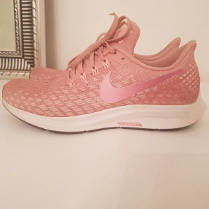  - Nike zoom i rosa färg. Använda fåtal gånger 