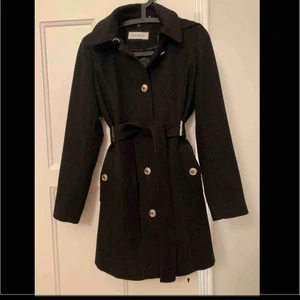  - Kappa från Calvin Klein med avtagbar luva  Nypris: 1200kr Väldigt bra skick