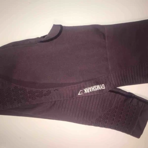  - Gymshark energy seamless tights säljes i färgen mörklila💜 Bra skick ☺️ Frakten betalas separat av köparen. Kan även mötas upp i sthlm  💚✨