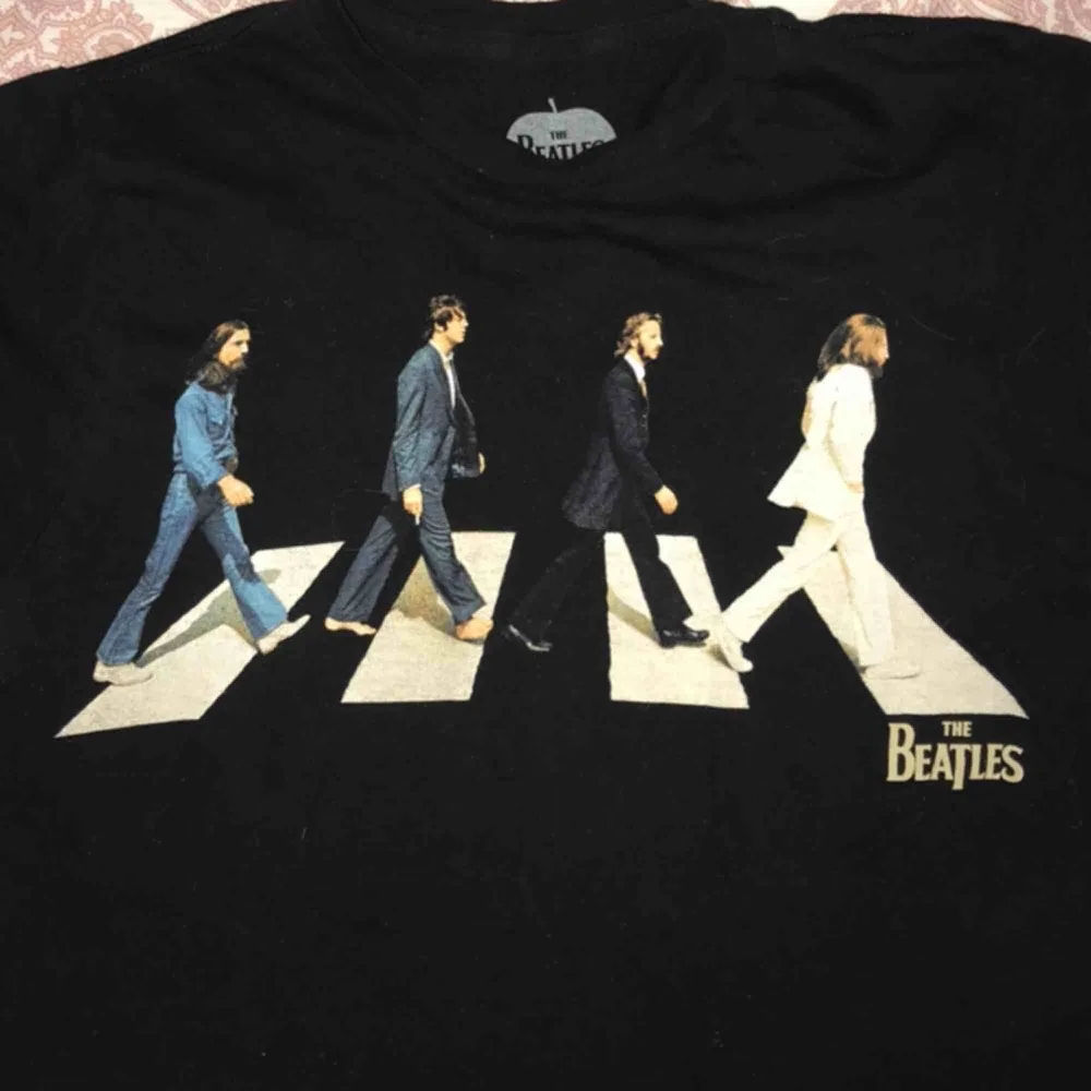 Jättefin t-shirt med the Beatles på. Tyvärr måste jag sälja då den har blivit för liten 🥺. Kan mötas upp i Gävle eller frakta då köparen står för kostnaden!❤️ Kolla gärna in mina andra inlägg! . T-shirts.