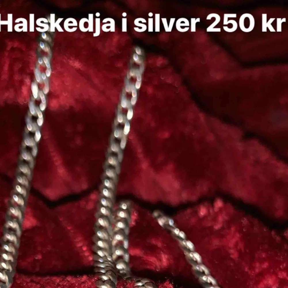 Snygg halskedja i silver! Billigare pga lås trasigt behövs fixas! Går att bära ändå dock . Accessoarer.