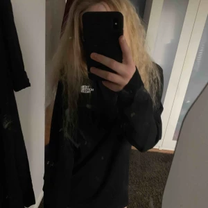  - feet t-shirt med långa ärmar och stort north face print!! i princip oanvänd, säljes pga bytt stil. nypris 500, så slå till 💥💥