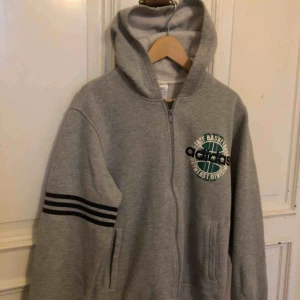  - Väl använd hoodie från adidas. Härligt urtvättad. Kan hämtas i Uppsala eller skickas mot fraktkostnad 