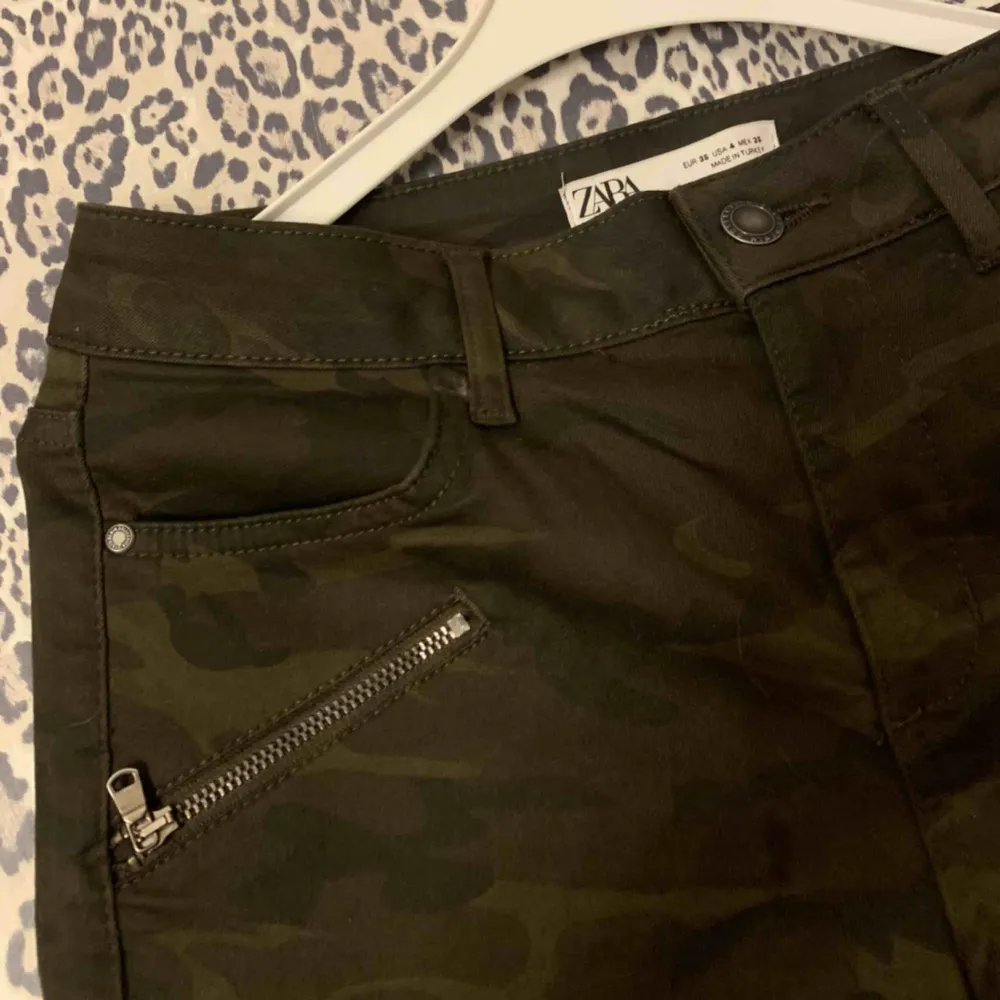 Camouflage jeans från Zara. Använda typ en gång. Stretchiga och sköna. . Jeans & Byxor.