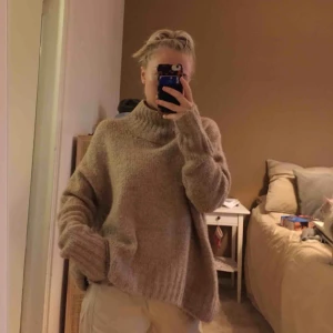  - Säljer denna fina stickade tröja pga kommer inte till användning längre! Super fint skick! Kan mötas upp i Västerås eller så står köparen för frakten🥰