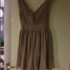  - Helt ny klänning från lipsy. Grå/lila färg 