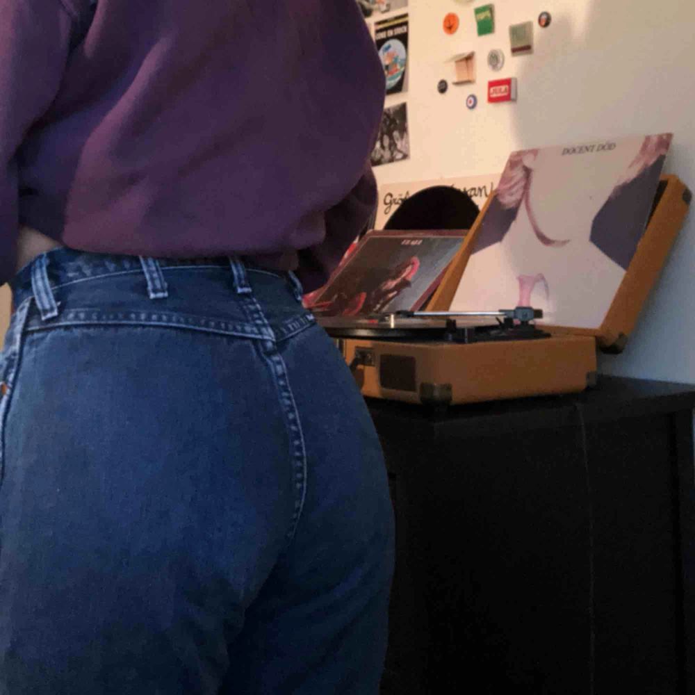 Mörkblå highwaisted raka Wrangler jeans. 34 i längd men funkar jättebra att vika upp! köparen står för frakt. Jeans & Byxor.