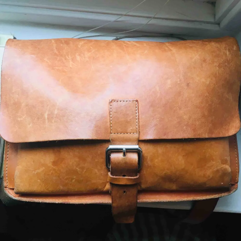 obs! Finns på tradera med bud. Cognacsbrun läderväska i lite större modell! Väskan är i fantastiskt fint skick med brukslitage som gör den ännu snyggare. Axelrem.  Höjd 24cm Bredd 34cm  Perfekt julklapp till dig själv eller någon du tycker om!. Väskor.