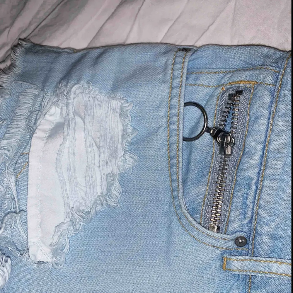 Ljusblå denim shorts från H&M. Använda endast en gång pga. Fel storlek! Superbra kvalité och väldigt fina detaljer!. Shorts.