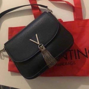  - Valentino by Mario väska.  Finns kedjeband om man vill använda den som axelremsväska. Använd max 5 gånger. Nypris: 950 kr. 