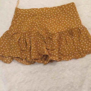 Kjol/Shorts  - Shortskjol, senapsgul med vita prickar. Jättesöt och ganska kort