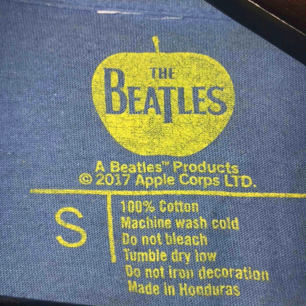 Jätte snygg Beatles t-shirt! Köparen står för frakten💕 det står S men jag är M. T-shirts.