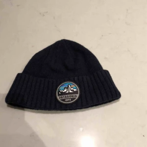  - Ruskigt fet Patagonia mössa. Köptes förra året. Inte så använd. Vettefan vad det är för storlek på människors huvuden men den passar dem flesta. Varm och skön. Kunden står för frakten :) 