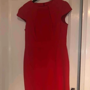  - Röd Karen Millen Dress: Storlek M passar S. Priset går att diskutera