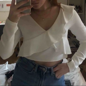  - Oanvänd vit croppad blus med volang<3 öppen rygg och långa ärmar