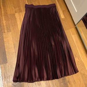 Plisserad vadlång kjol från HM med resår i midjan. Använd vid enstaka tillfällen.