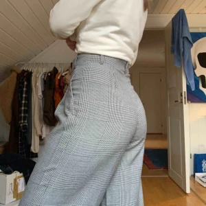  - Vida kostymbyxor från Zara🖤  Skulle säga storlek M i midjan och L över rumpan! Brukar ha storlek L i byxor, men får på mig dessa 🖤 lite missfärgade nedtill bak, se sista bilden! Frakt tillkommer