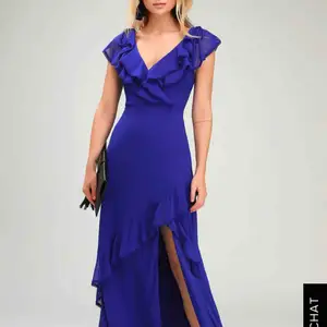 Säljer min balklänning, den är i en underbar blå färg från märket Lulus. Passar perfekt för 165-170, annars kan man bara sy upp💜 använd en gång, i toppen skick👍🏼 skriv gärna om du har frågor