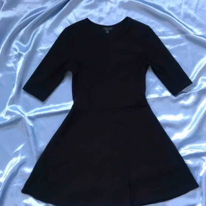  - Klänning från Topshop med lite utsvängd kjol. Köparen betalar frakt 🌸