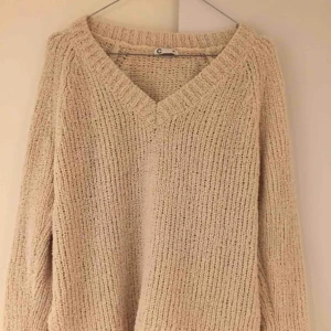  - Stickad vit/beige tröja från Cubus, så mjuk och skön  Stor i modellen, strlk xs, men kan hänga löst på en XS och ändå passa en M.