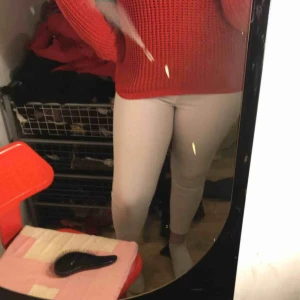  - Vita byxor med bra passform! Storlek M men skulle mer säga att dem passar S! Säljes då dem är för korta för mig, köpa för 300 för ca 2 veckor sedan så dem är endast testade och tvättade en gång. 