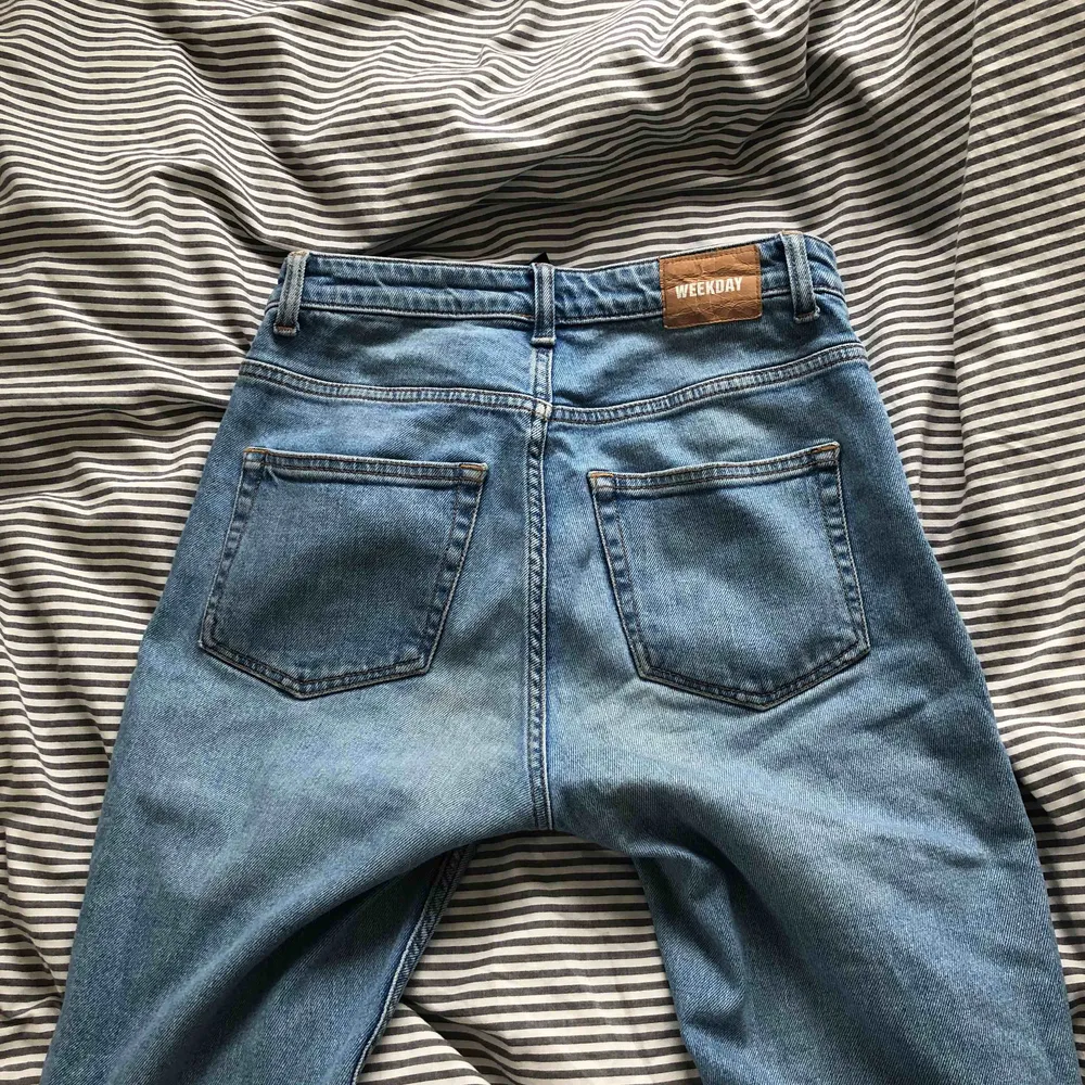 Säljer mina blå weekday jeans modell ”way”. Har använt antal gånger, några äppelfläckar på jeansen men blecks bort med tiden tvättat 4-5 gånger😋. Jeans & Byxor.