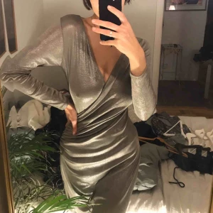  - Superfin glitter-klänning, extremt bekväm att röra sig i. I super bra skick! 