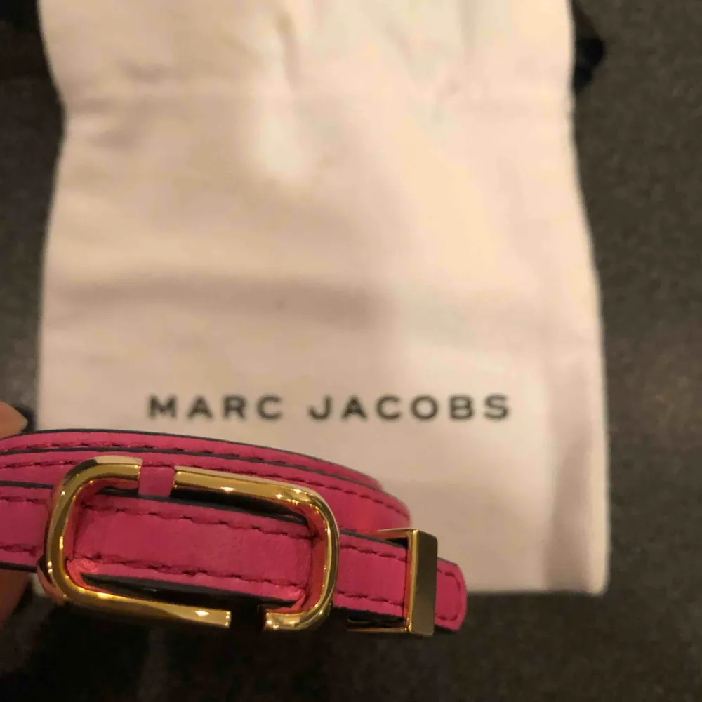 Ett läderarmband från Marc Jacobs. Fick det i födelsedagspresent men har inte kommit till användning. Helt nytt. Fraktas.. Accessoarer.