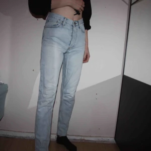  - Ljusblå girlfriend jeans från BIKBOK. ”JP Debbie Milla”. Storlek XS. Använd ett fåtal gånger.  Frakt kostar 79kr, postnords blåa kuvert