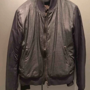 - Boomerang bomberjacka, storlek M Inte utsliten på något sätt, säljer pga för liten storlek.  Originalpris 600kr